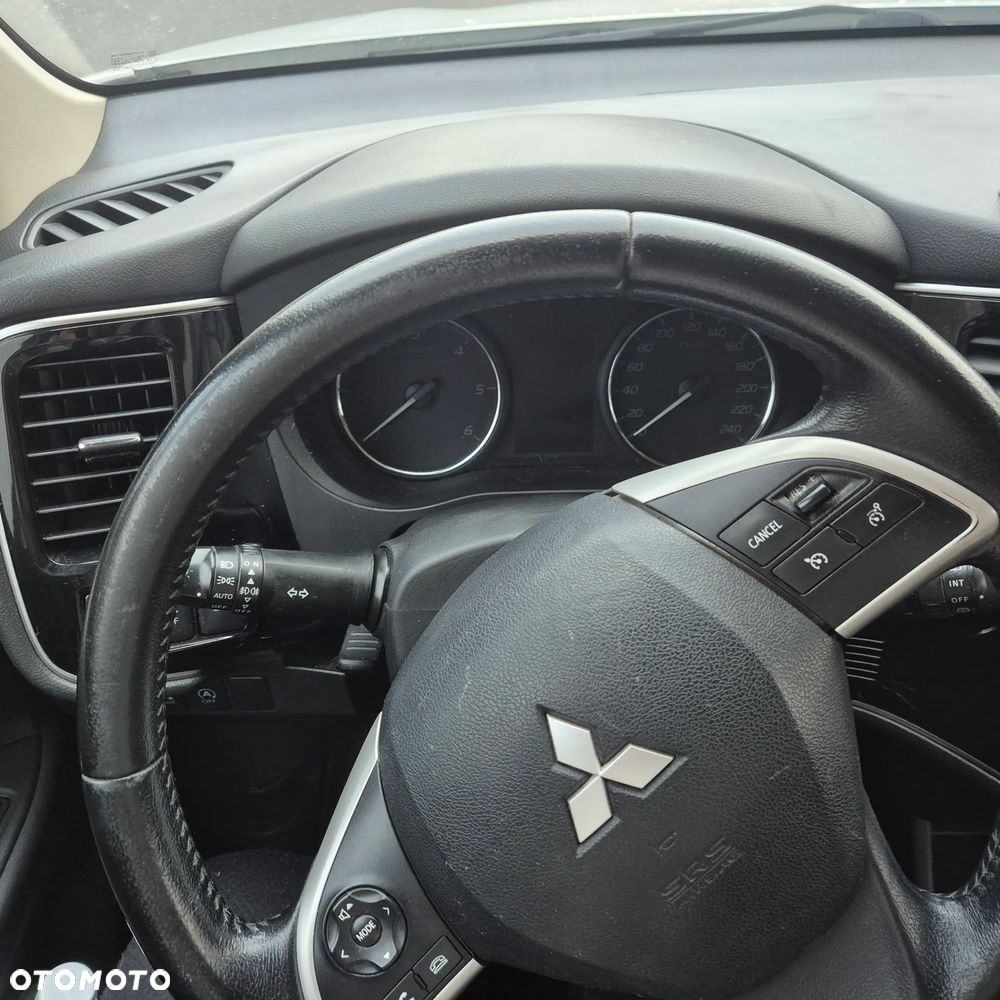 Mitsubishi Outlander - 10