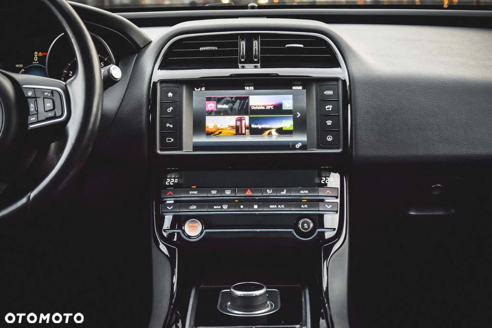 Jaguar XE 2.0 T R-Sport - 31