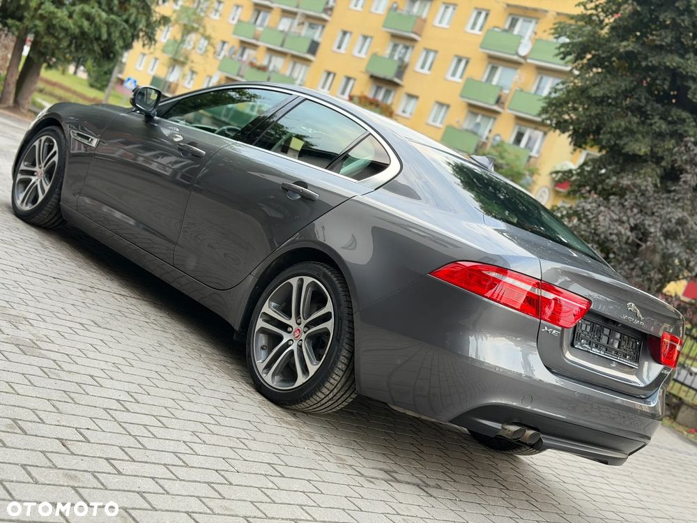 Jaguar XE 2.0 D Portfolio - 14