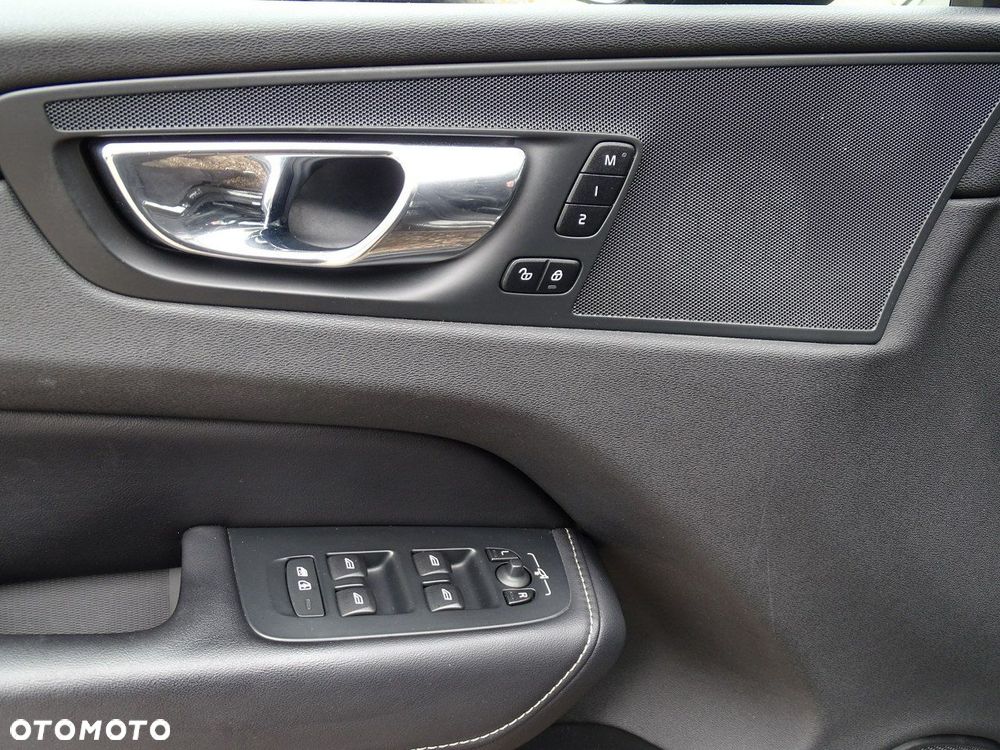 Volvo XC 60 D4 AWD Momentum - 26