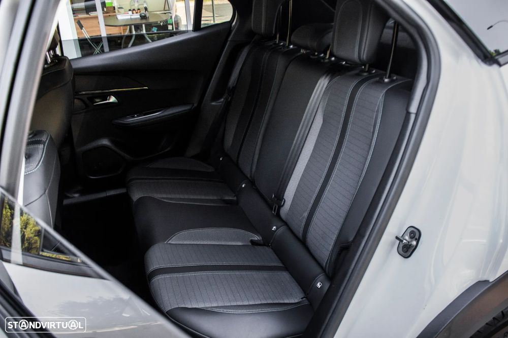 Peugeot 2008 1.2 PureTech Allure EAT8 - 27