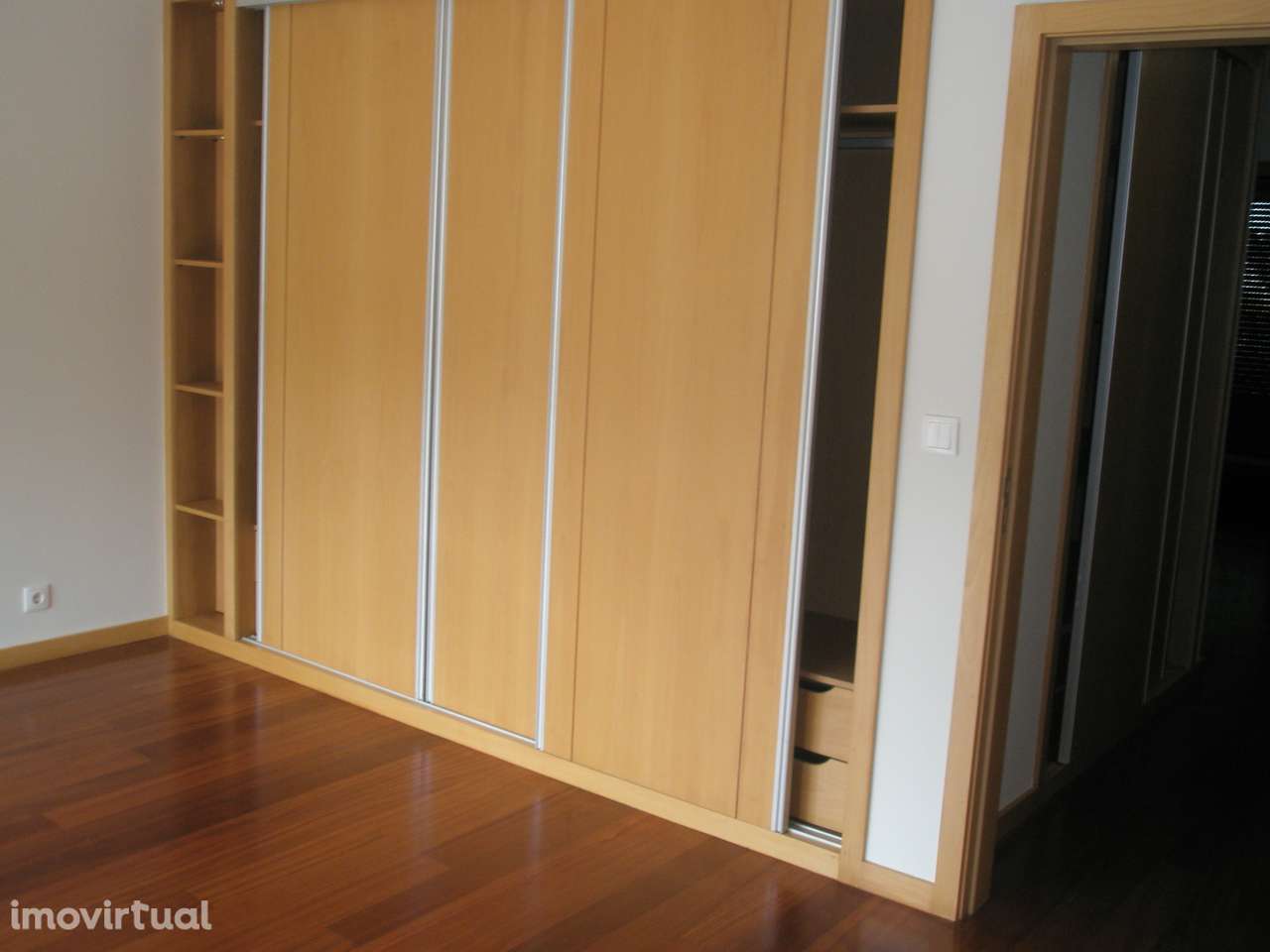 Moradia T3 com terraço, garagem e jardim em Arcozelo - Grande imagem: 5/11
