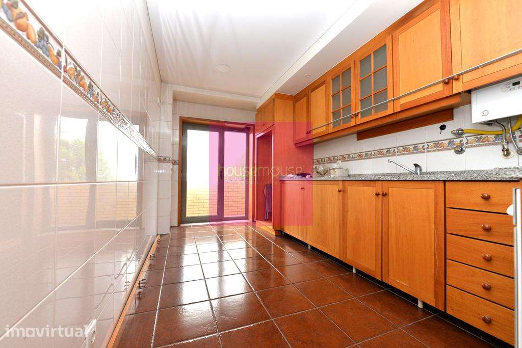 Apartamento T 2 c/ terraço, garagem fechada, aquecimento central - Grande imagem: 2/12