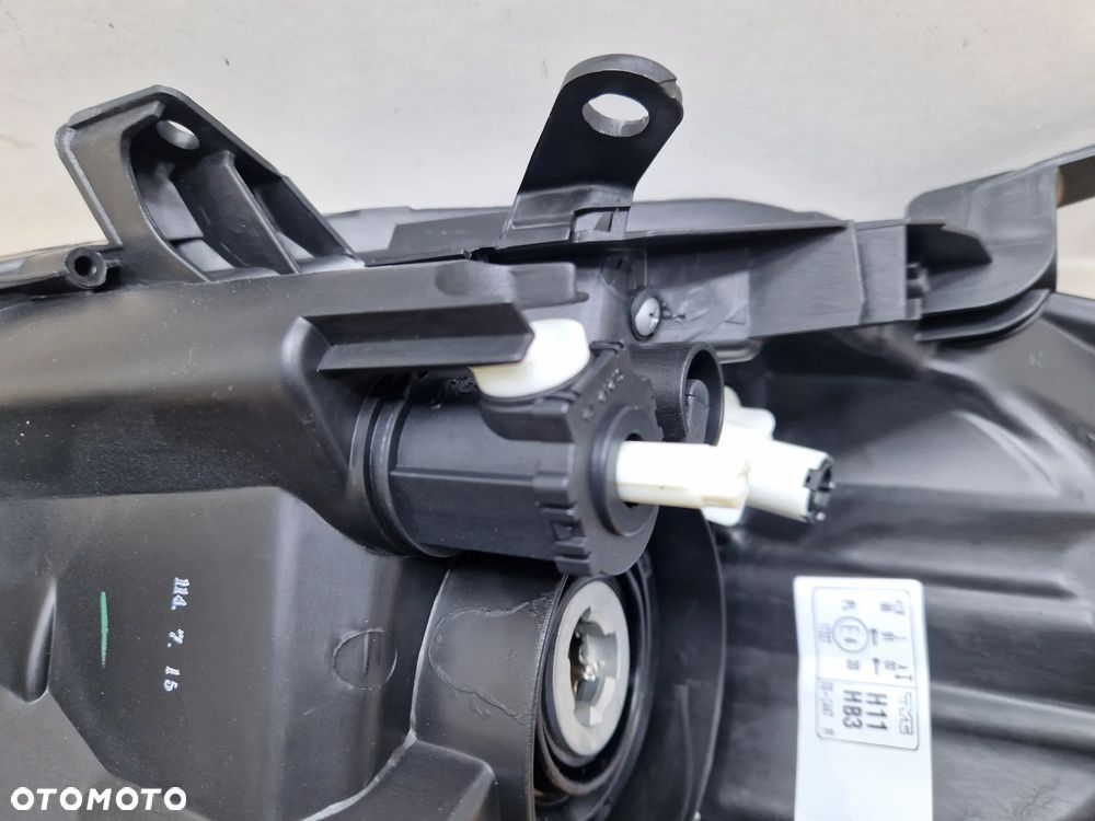 TOYOTA AURIS E15 10- LAMPA PRZÓD PRZEDNIA PRAWA NOWA - 10