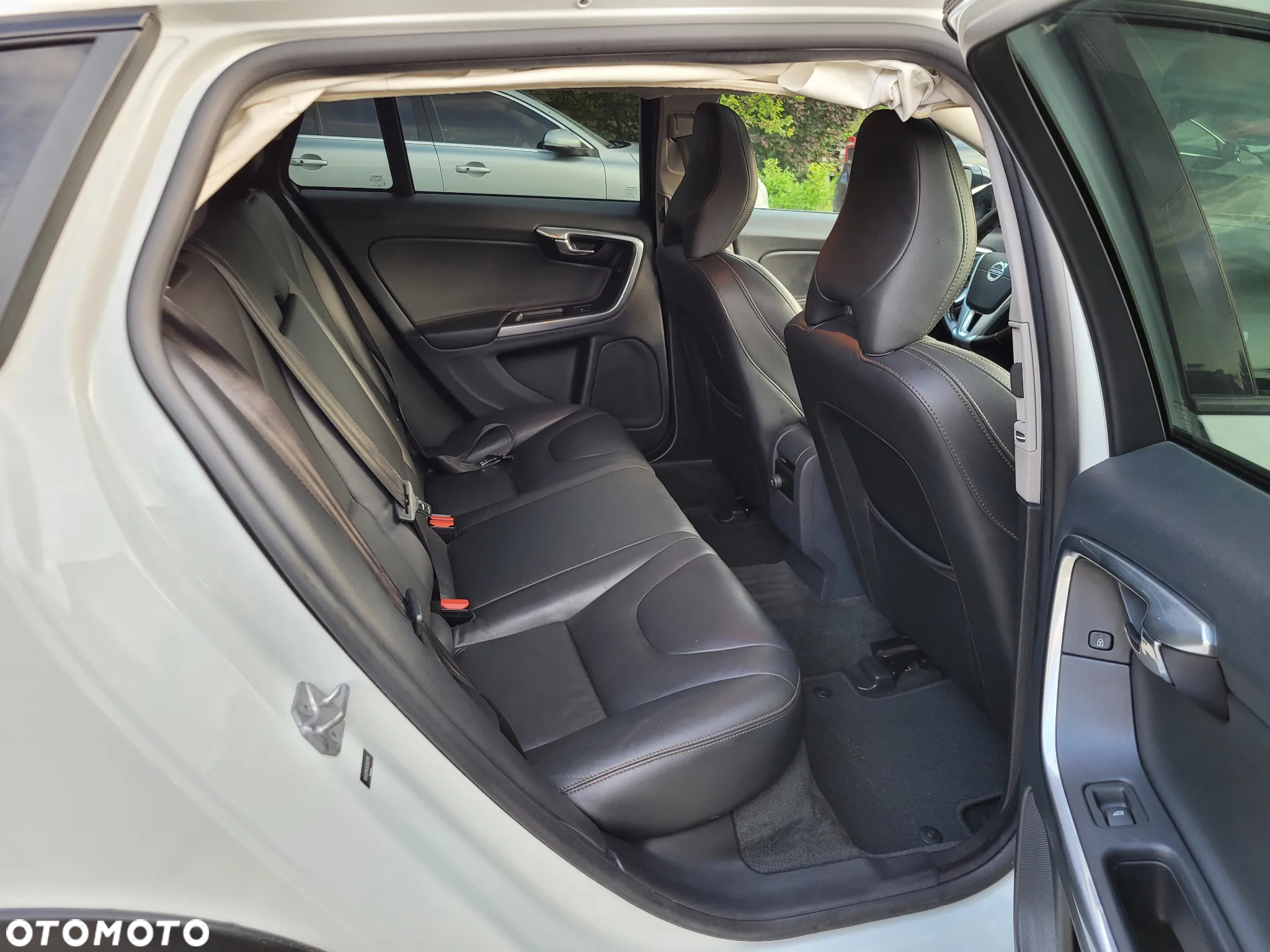 Volvo V60 Cross Country T5 AWD Momentum - 6