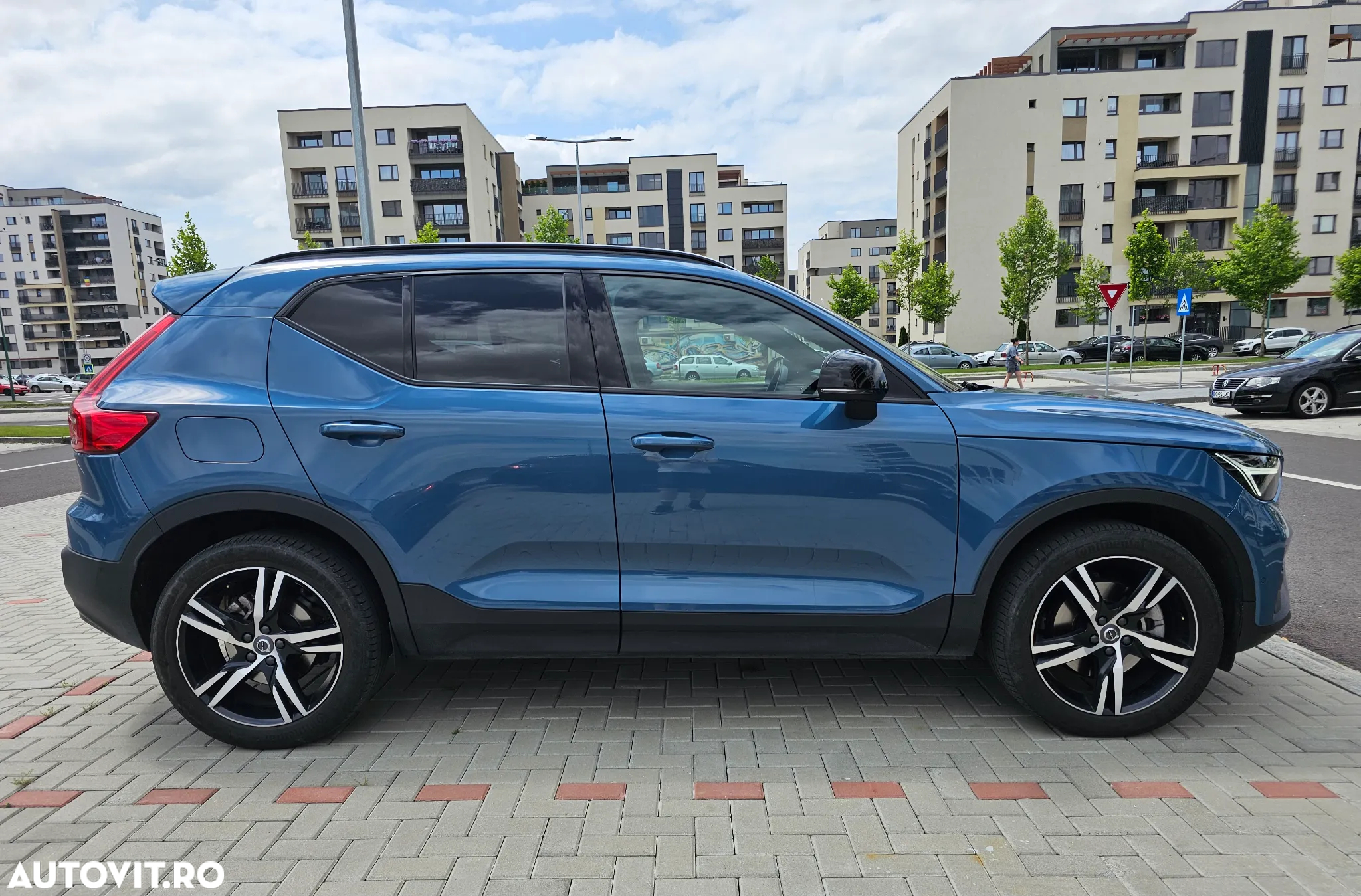 Volvo XC 40 B4 AT8 AWD Mild Hybrid R-Design - 2