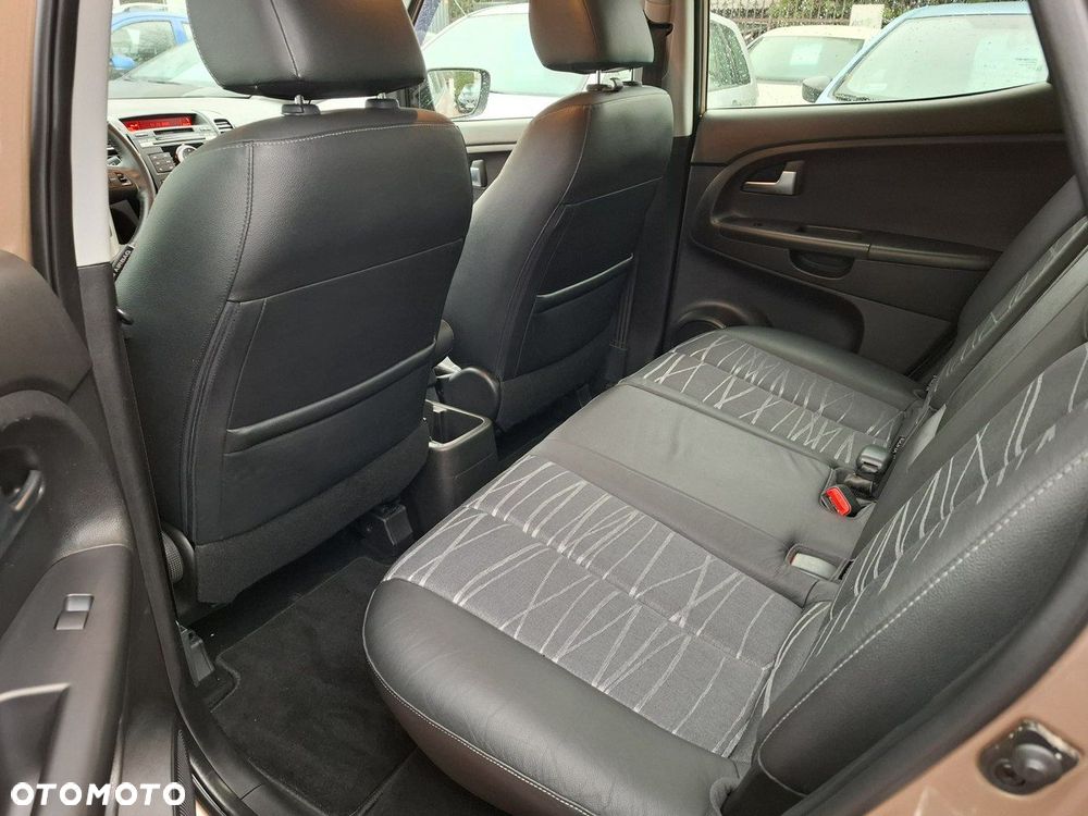 Kia Venga 1.6 CRDi 128 Business Line - 25