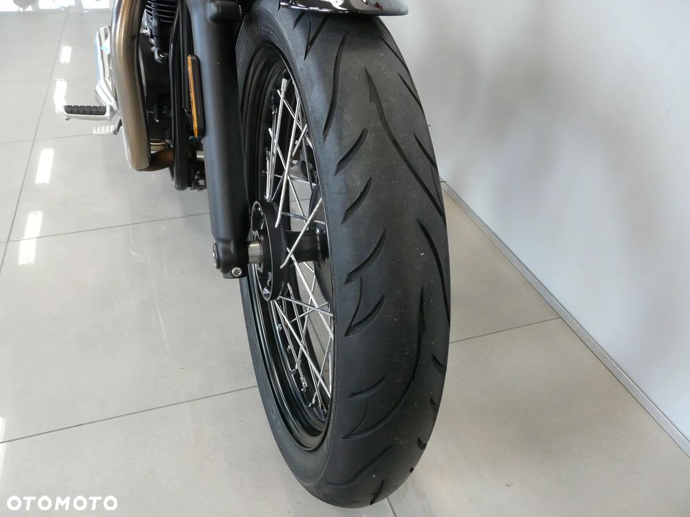 Triumph Bonneville Bobber - 21