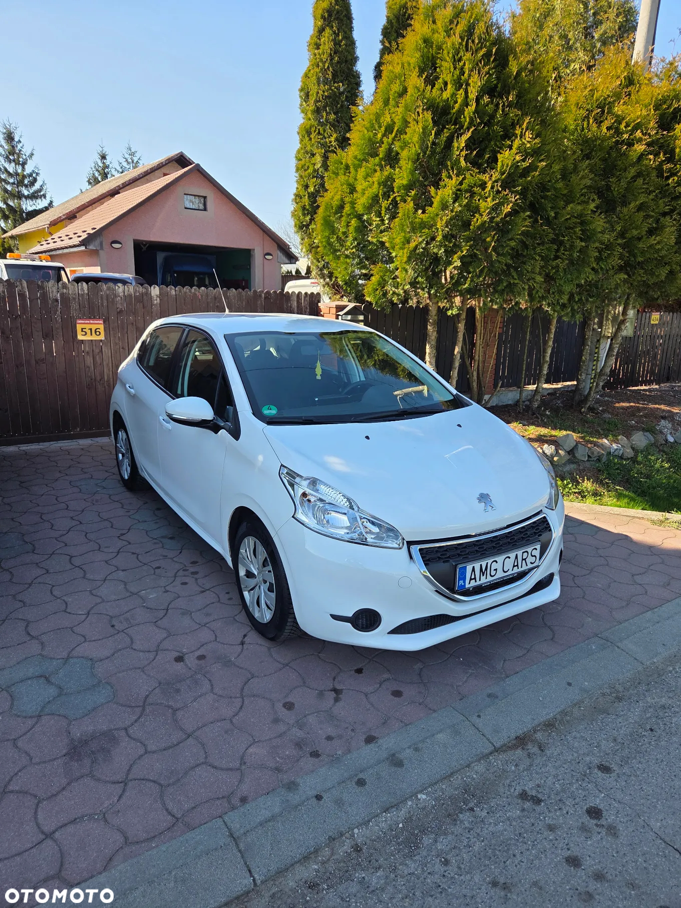 Peugeot 208 - 8