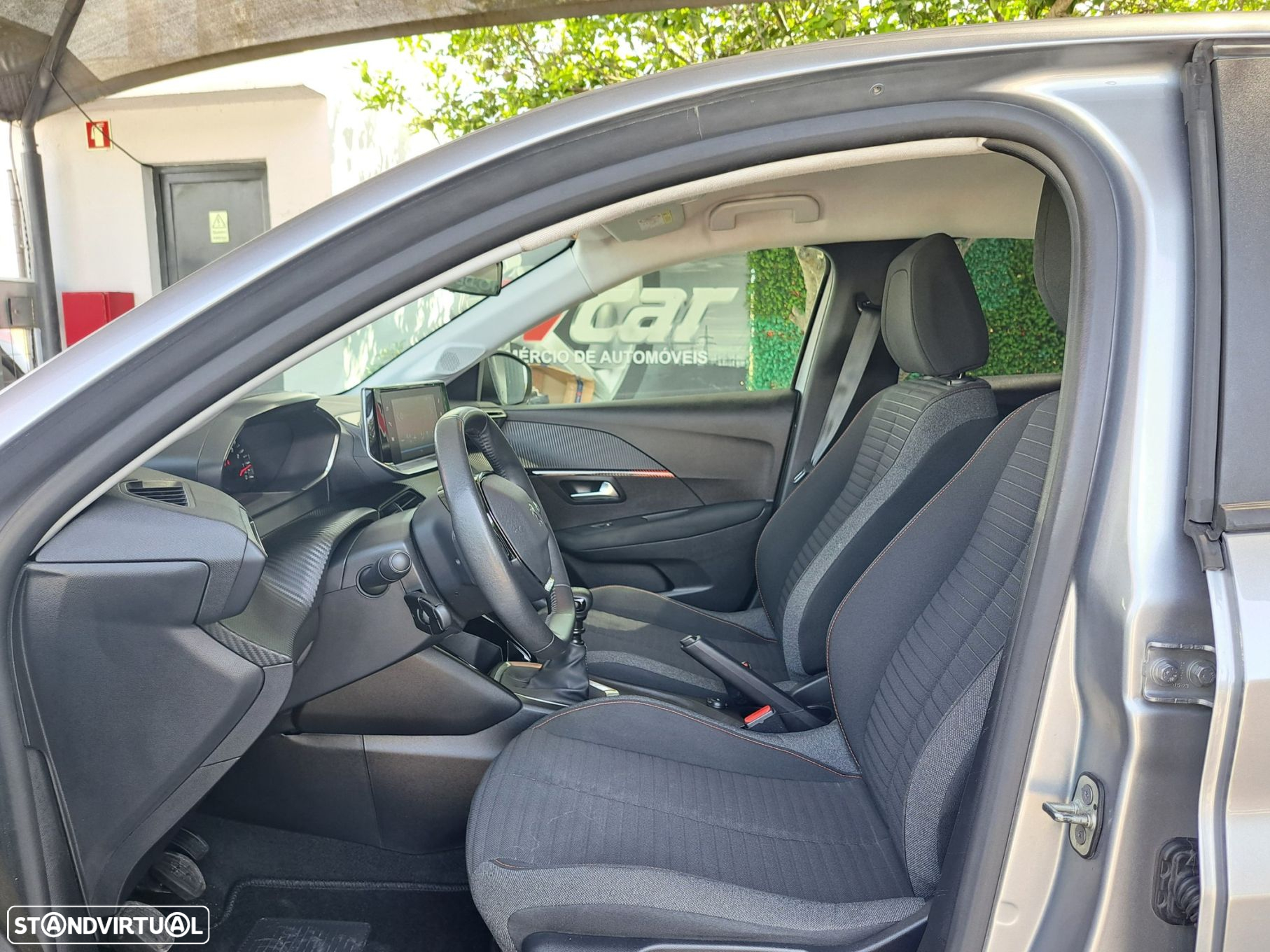 Peugeot 208 - 8