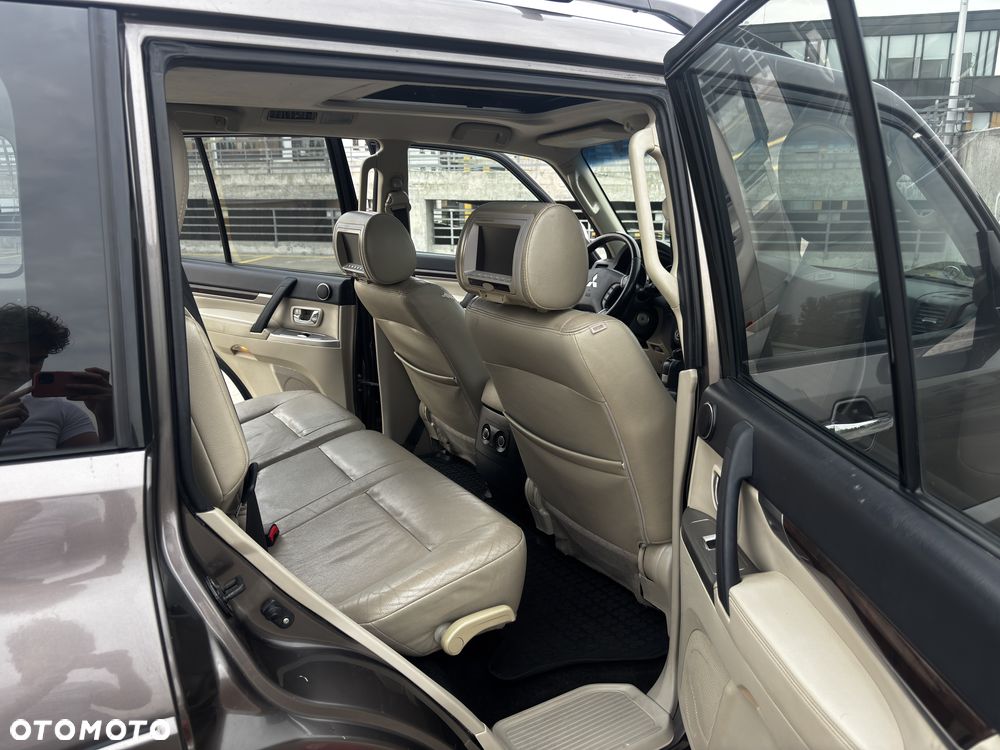 Mitsubishi Pajero - 11