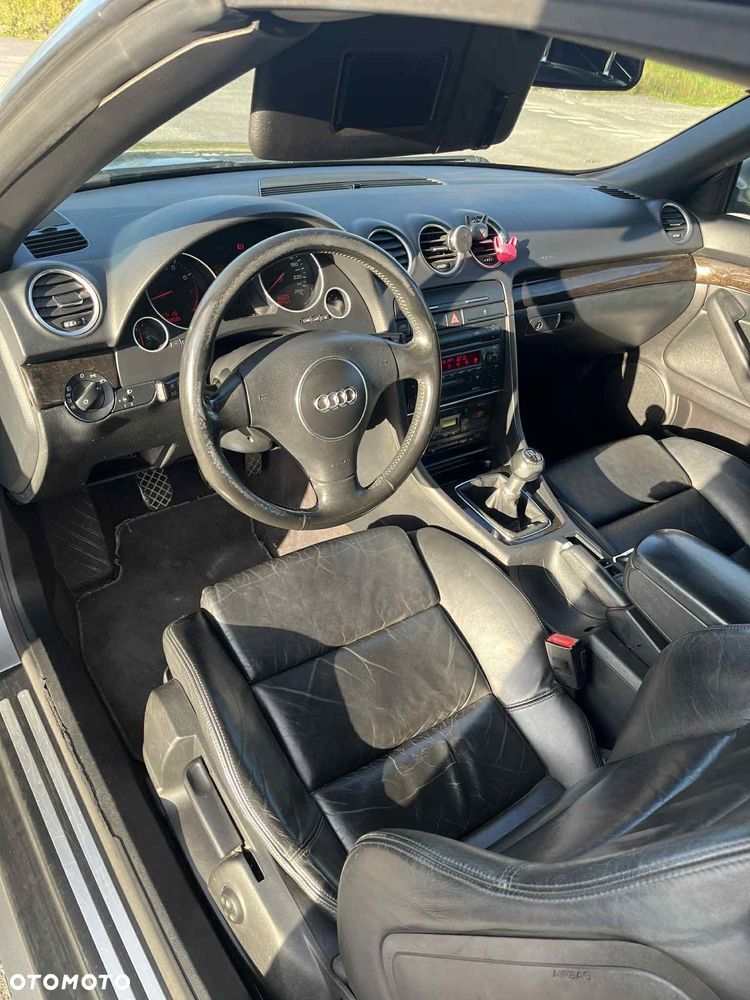 Audi A4 2.4 - 8