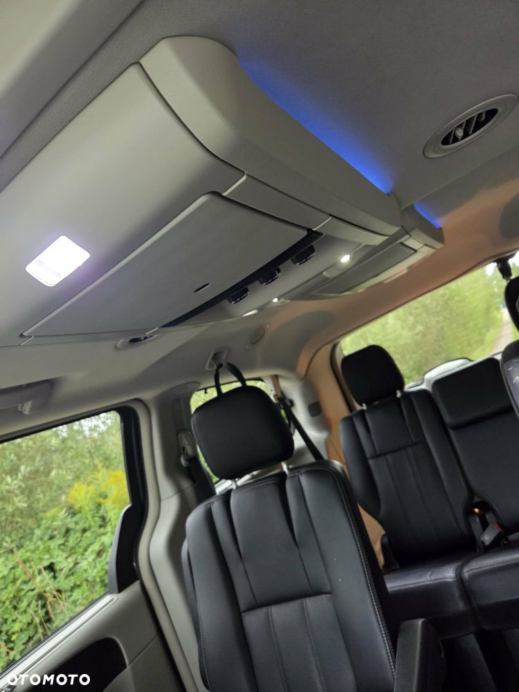 Chrysler Town & Country 3.6 Limited - 10