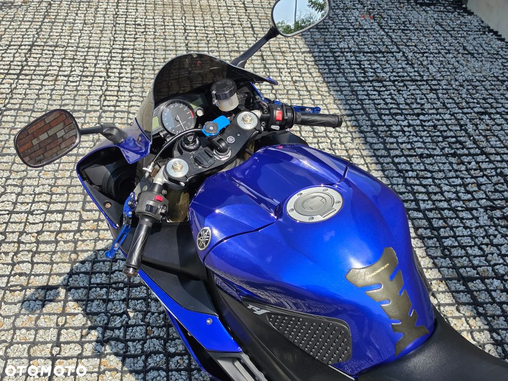 Yamaha R1 - 4