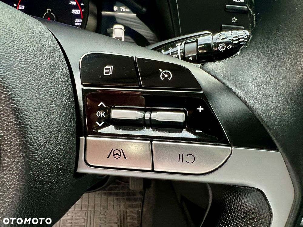 Hyundai Elantra 1.6 Executive - 26