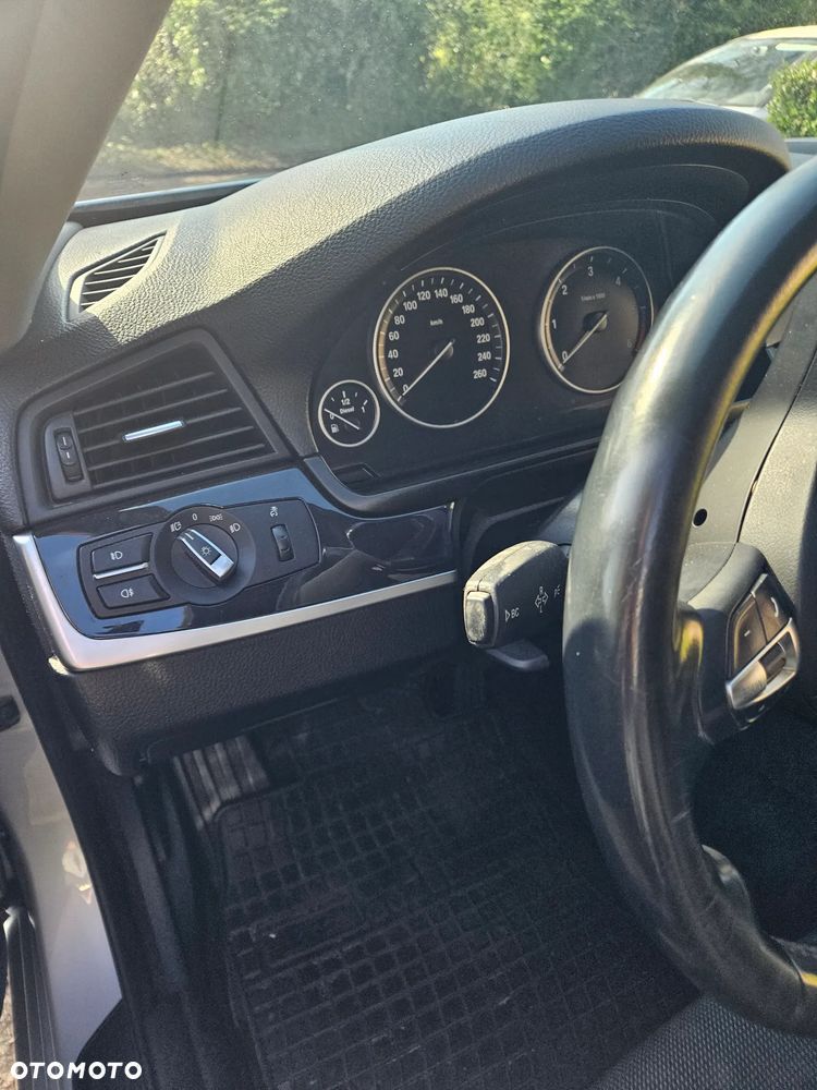 BMW Seria 5 520d xDrive - 11