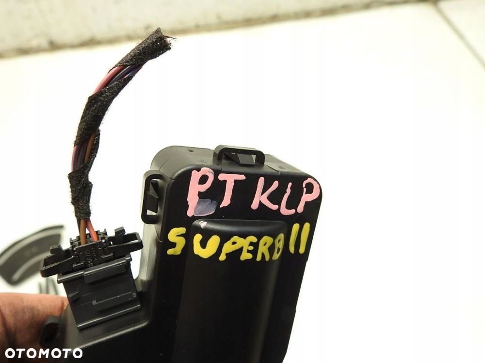 ZAMEK KLAPY BAGAŻNIKA PRAWY TYŁ SKODA SUPERB II 3T0827300B - 2