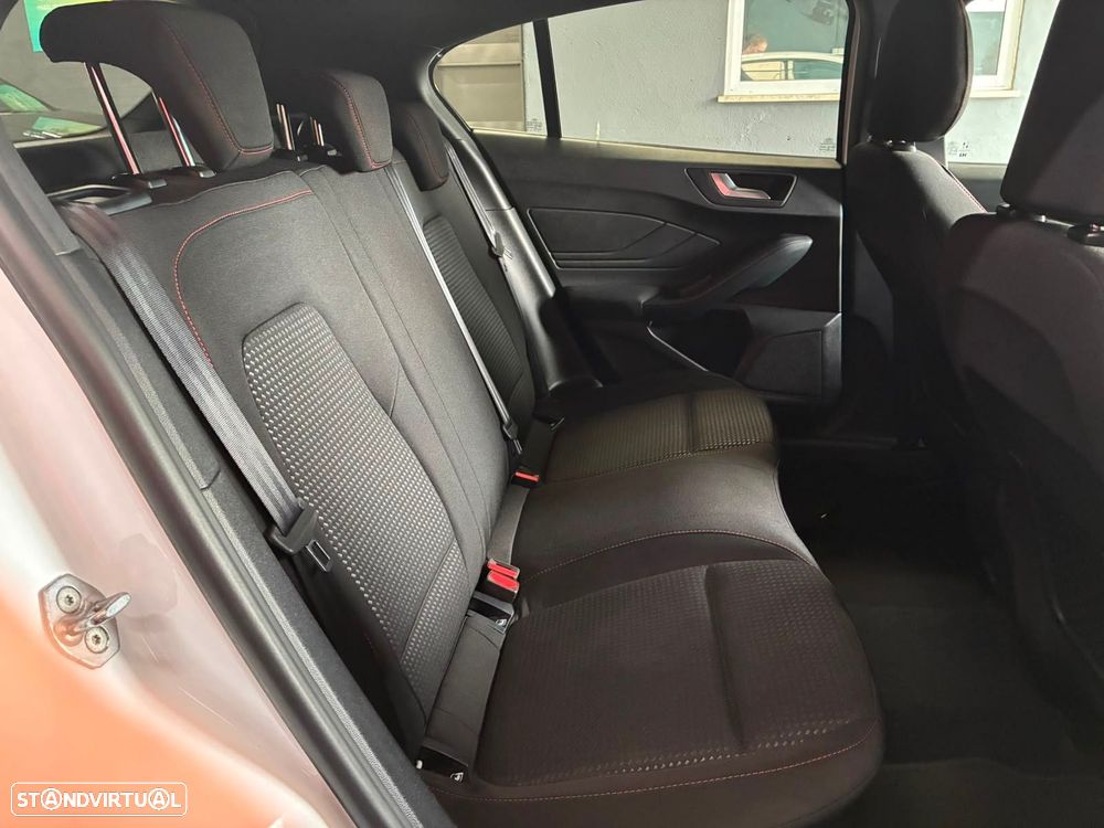 Ford Focus 1.0 EcoBoost ST-Line - 32
