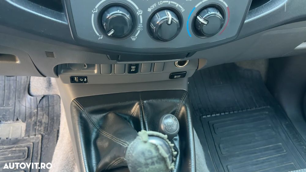 Toyota Hilux 4x4 Cabina Dubla Style - 6