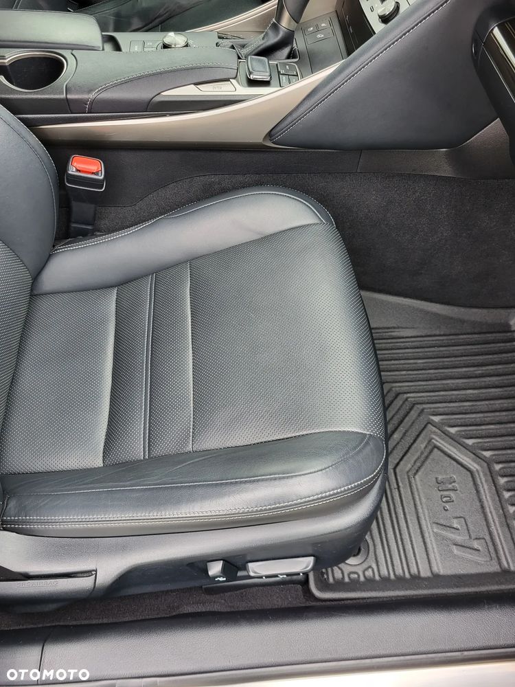 Lexus IS Business Edition - 13