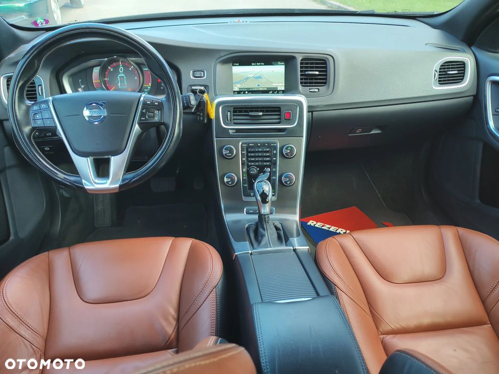 Volvo V60 D6 AWD Plug-in Hybrid R-Design Momentum - 5