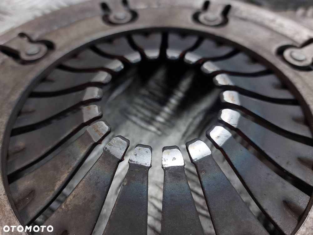 KOŁO DWUMASOWE + TARCZA + DOCISK + ŁOŻYSKO VOLKSWAGEN PASSAT B5 1.6 8V - 4