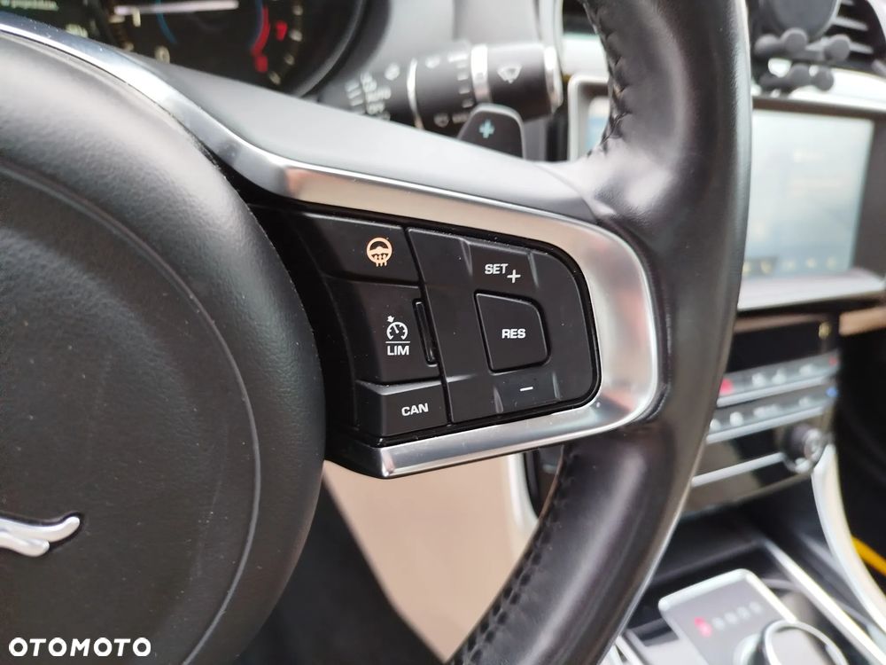 Jaguar XE 25t Prestige - 25