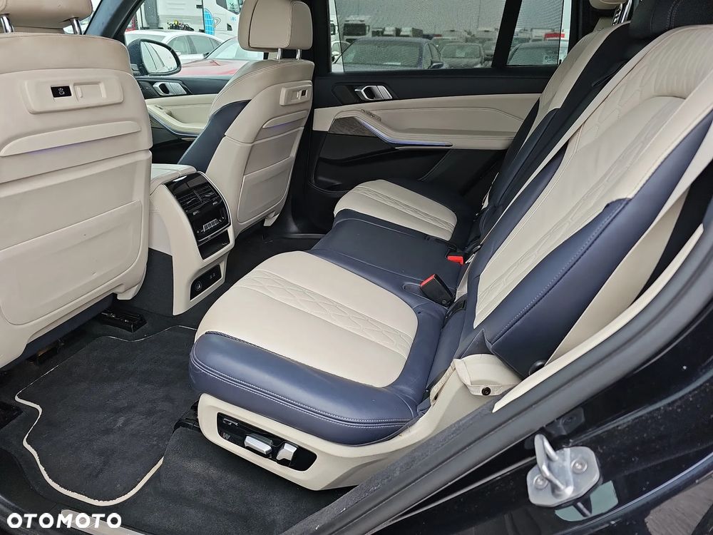 BMW X7 - 24