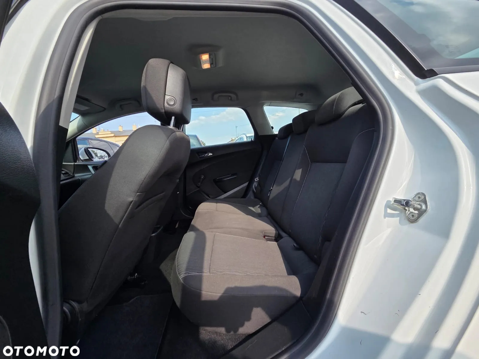 Opel Astra 1.6 Sports Tourer Design Edition - 32