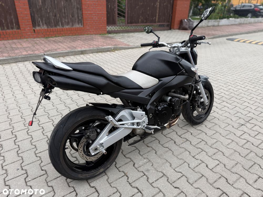 Suzuki GSR - 11
