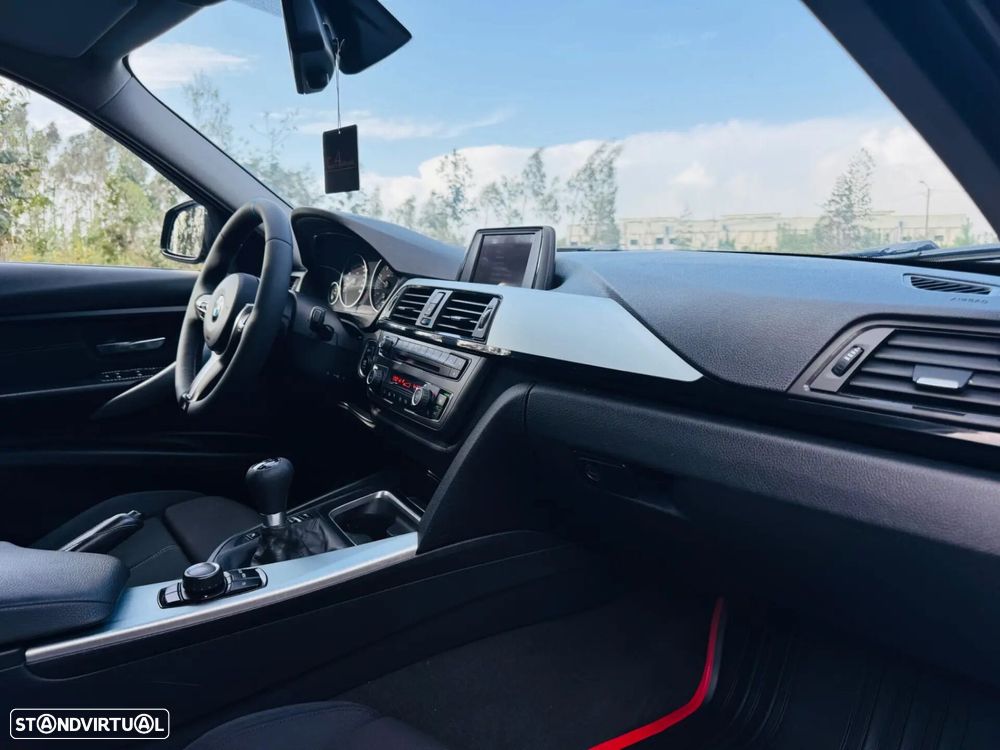 BMW 318 d Sport Line - 30