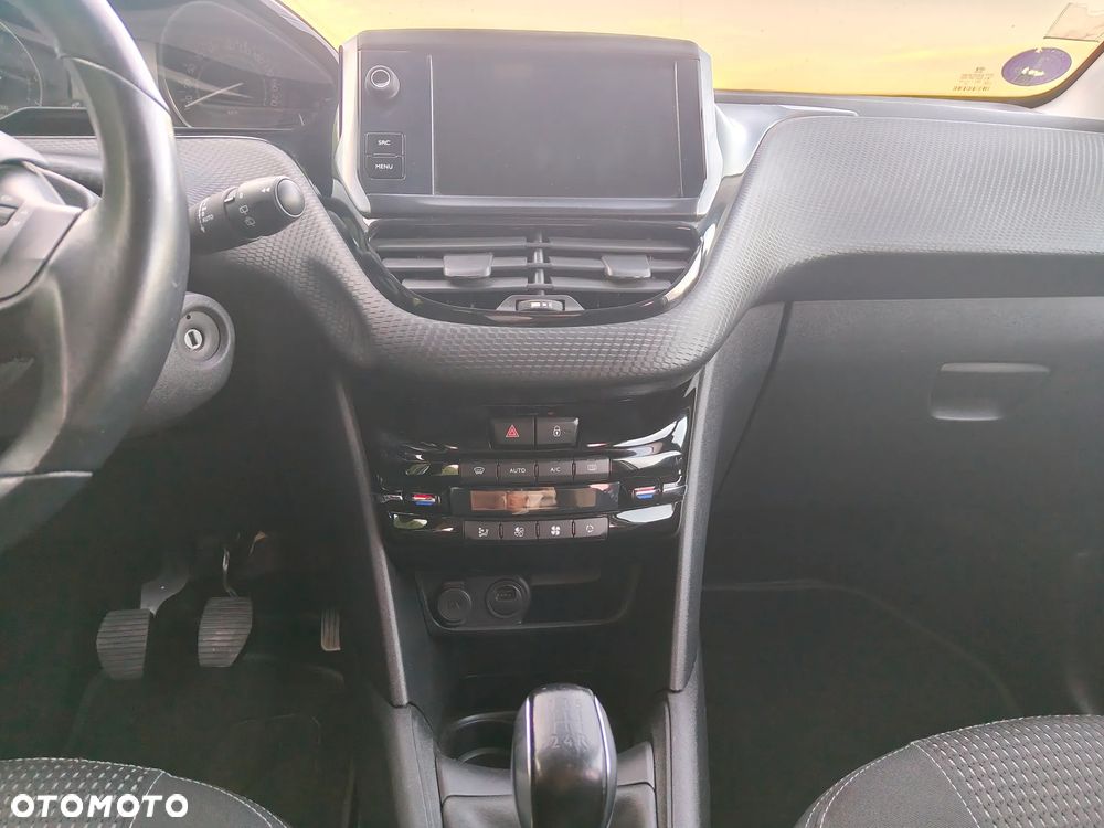 Peugeot 208 - 18