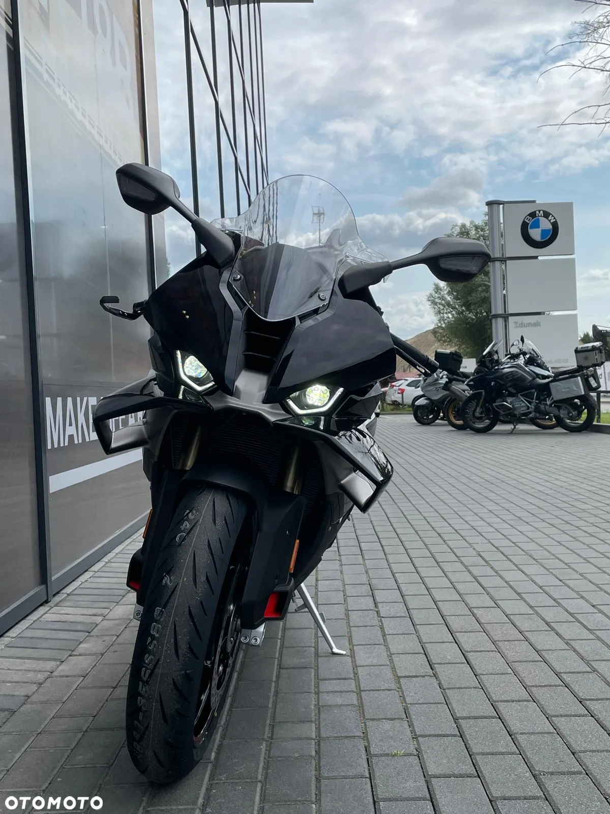 BMW S - 8
