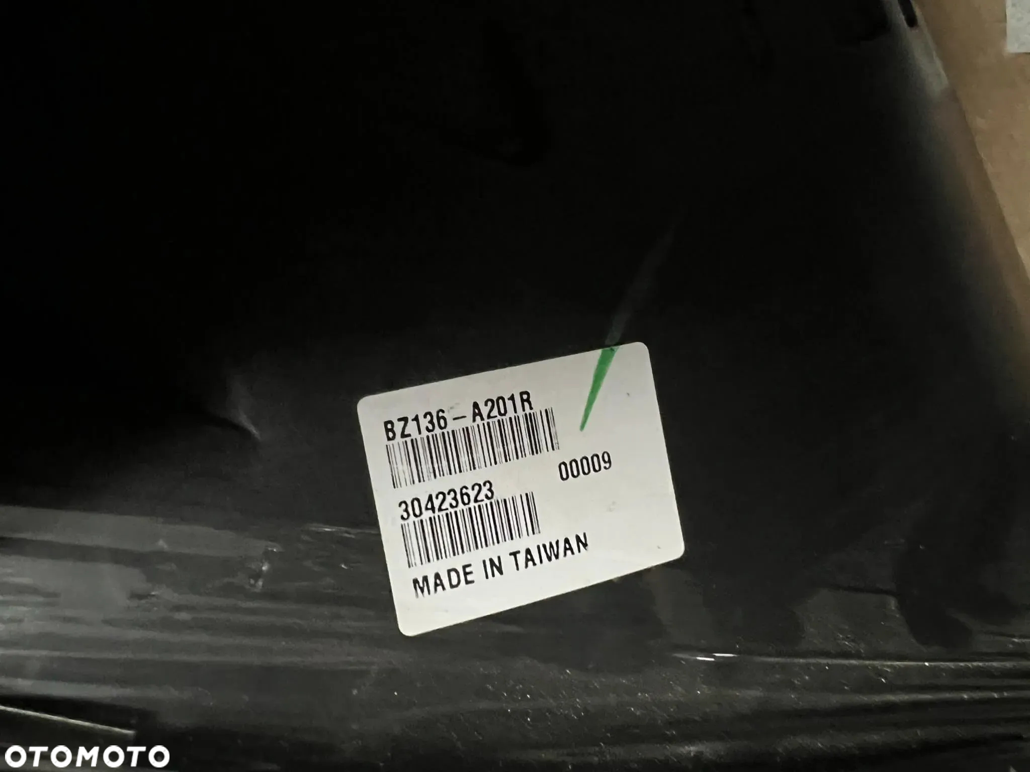 BZ136-A201R BZ136-A201L NOWE LAMPY PRZEDNIE PRZÓD PRAWA LEWA KOMPLET MERCEDES W204 0103 - 4