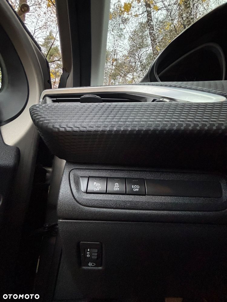 Peugeot 208 - 16