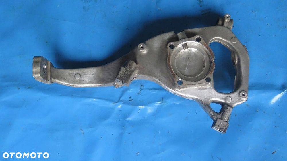 ZWROTNICA PIASTA PRZÓD PRAWA MERCEDES W205 AMG 2054800