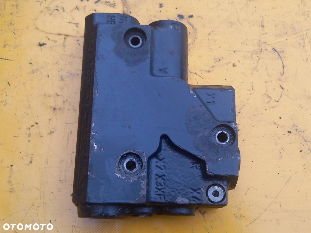 Płyta krańcowa lewa hydrauliki zewnętrznej Deutz Fahr Agrotron 180.7 - 1