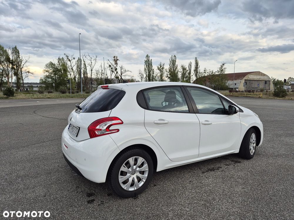 Peugeot 208 - 8