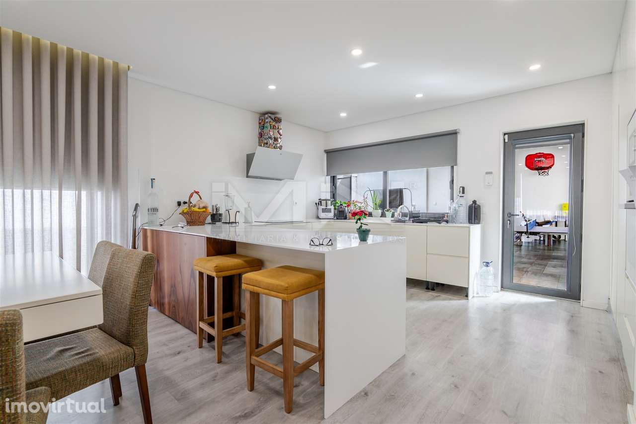 Moradia T4 de 4 Frentes: Elegância e Versatilidade a 2km do Freixo - Grande imagem: 2/41