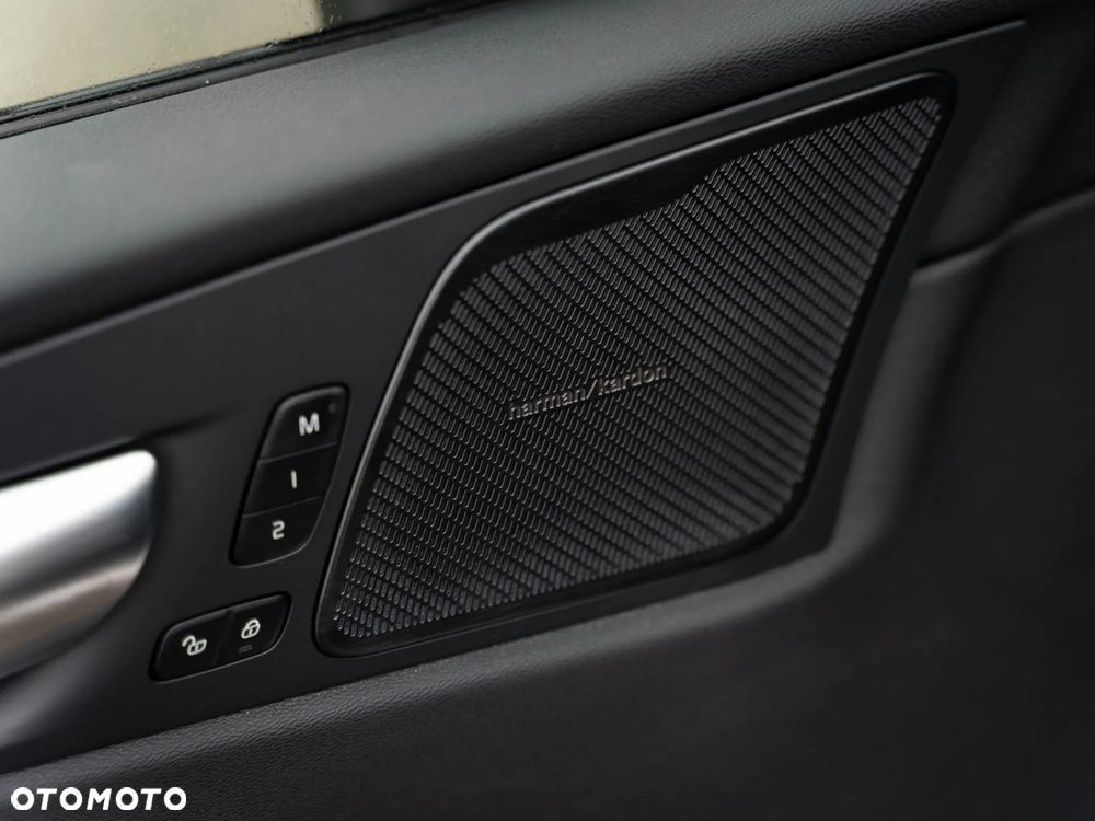 Volvo XC 60 B5 B AWD Plus Dark - 21