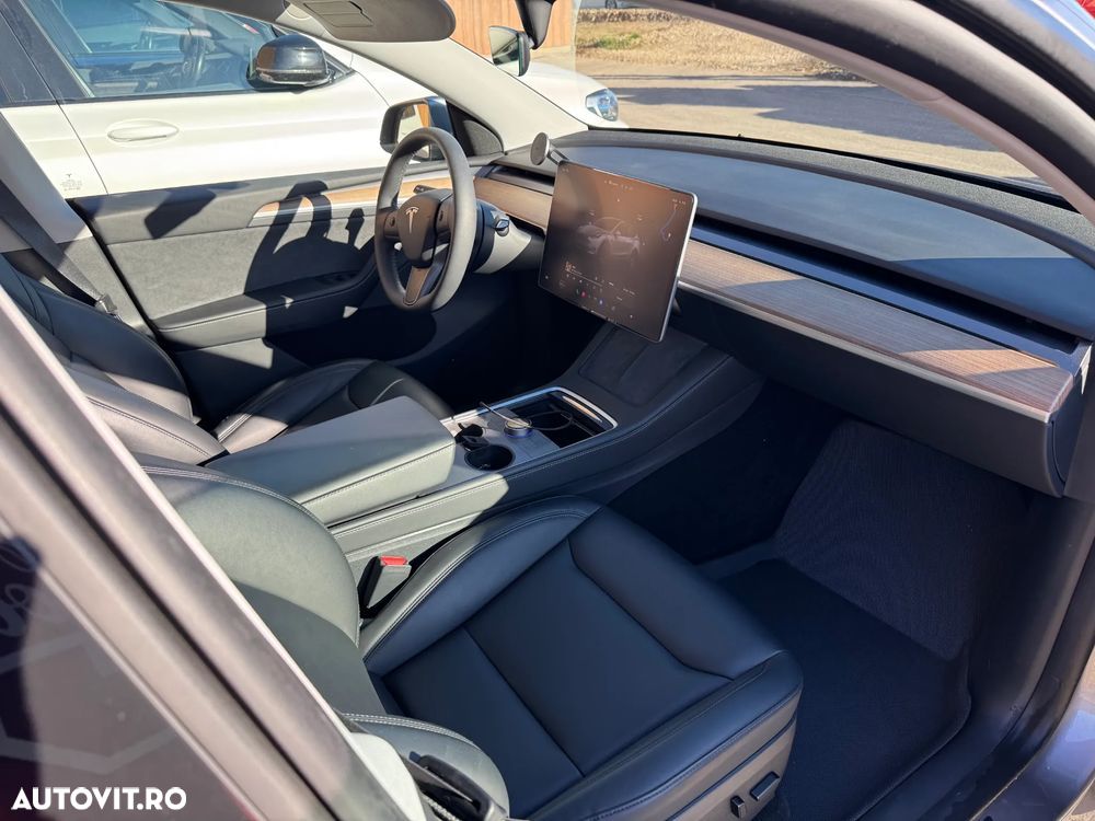 Tesla Model Y - 8