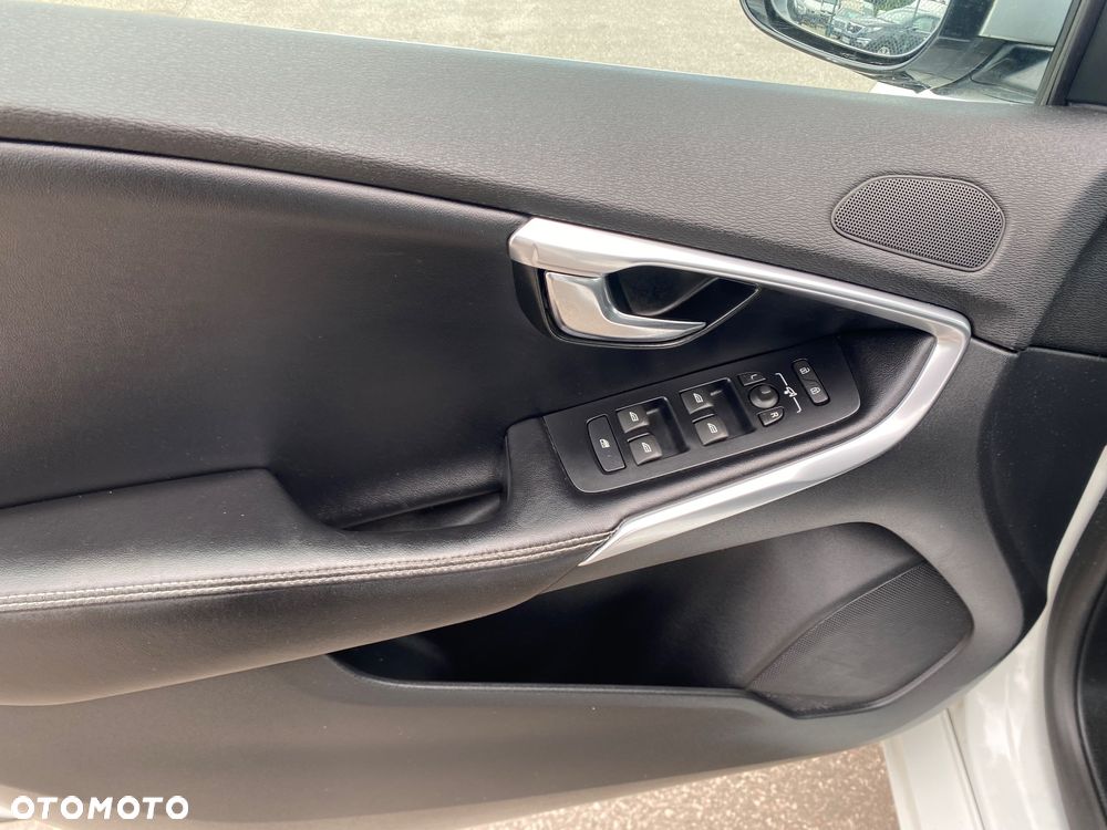 Volvo V40 D2 R Design - 25