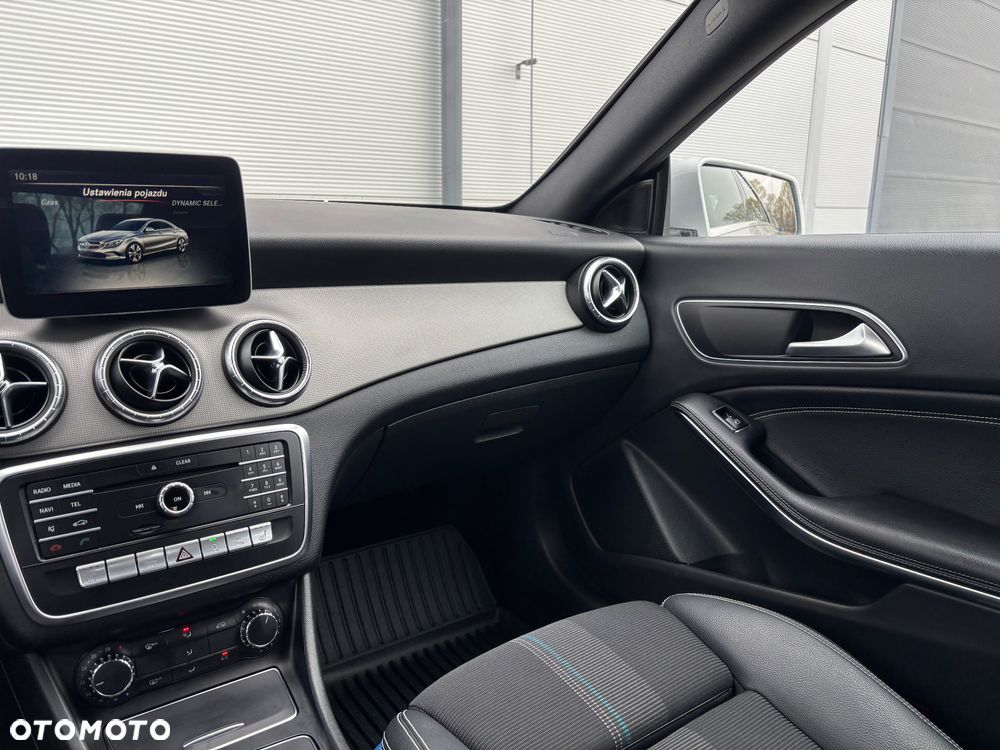 Mercedes-Benz CLA 180 7G-DCT Urban - 28