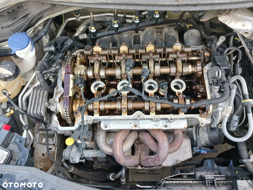 Peugeot 207 Silnik 1,4 16V VTI 70kW 95KM EP3 8FS EP3C skrzynia biegów kolektor przepustnica wtrysk listwa wtryskowa pompa wspomagania abs alternator sprężarka kompresor klimatyzacji skrzynia biegów sprzęgło drzwi ETSC srebrne klapa maska zderzak lusterko listwa klamka zamek wahacz czujnik ciśnienia doładowania mikrostyk blenda pas konsola schowek boczek drzwi fotel fotele magistrala wody podsufitka panel sterownik wyświetlacz moduł szyba czołowa poduszka kierownica manetki zwijak radio mechanizm szyb wydech tłumik mcperson zacisk hamulcowy lampa felga moduł BSM BSI lampa europa zbiorniczek rura przewód wyświetlacz NA CZĘŚCI WSZYSTKIE CZĘŚCI - 16