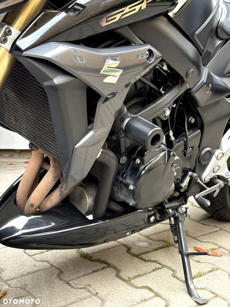 Suzuki GSR - 6