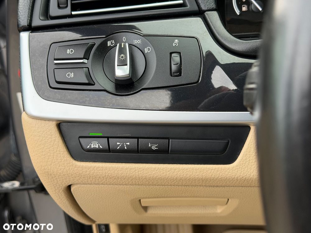 BMW Seria 5 525d xDrive - 14