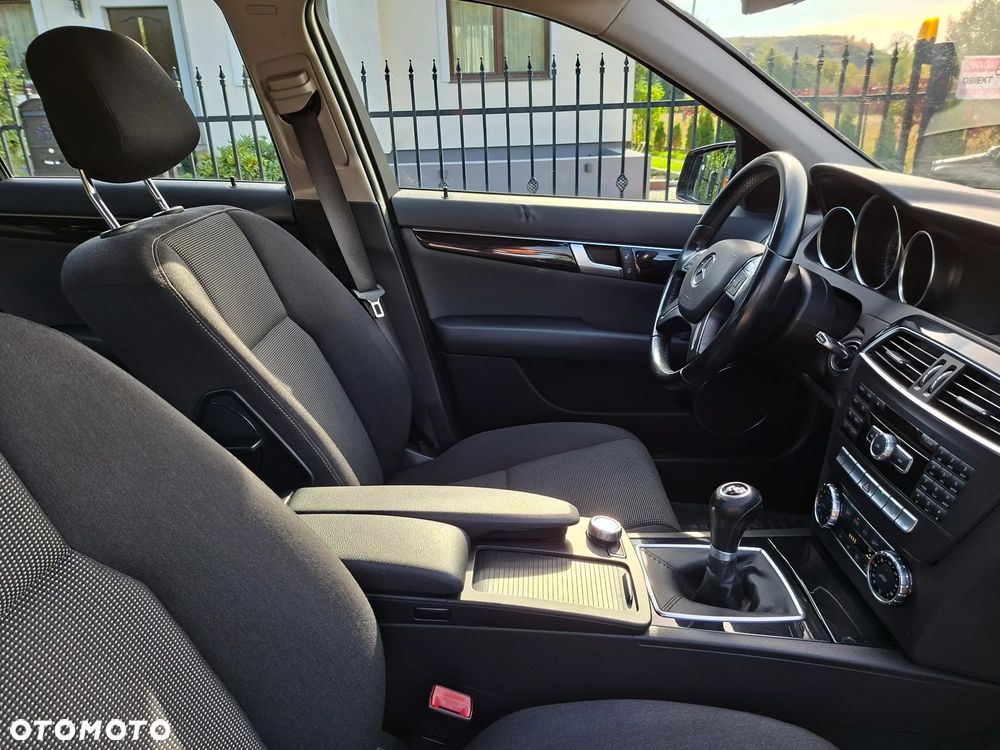 Mercedes-Benz Klasa C 180 CGI BlueEFFICIENCY - 23