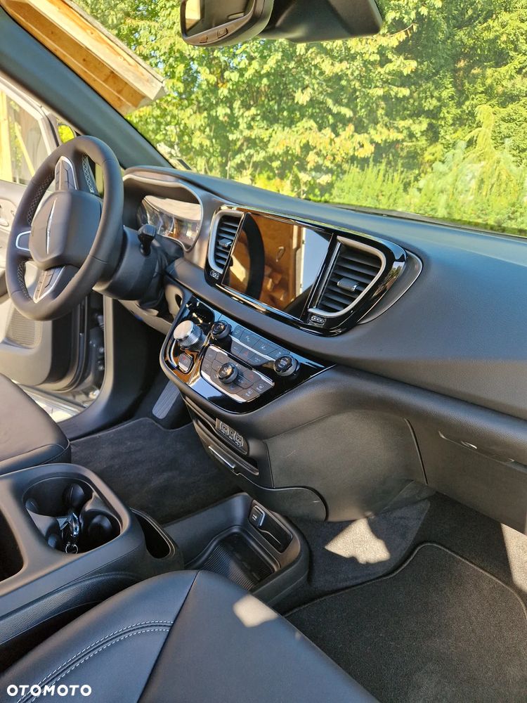 Chrysler Pacifica - 22