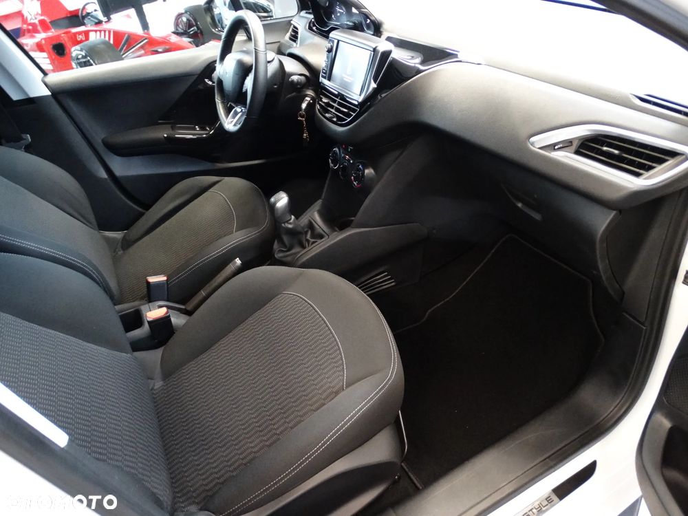 Peugeot 208 82 PureTech Style - 13