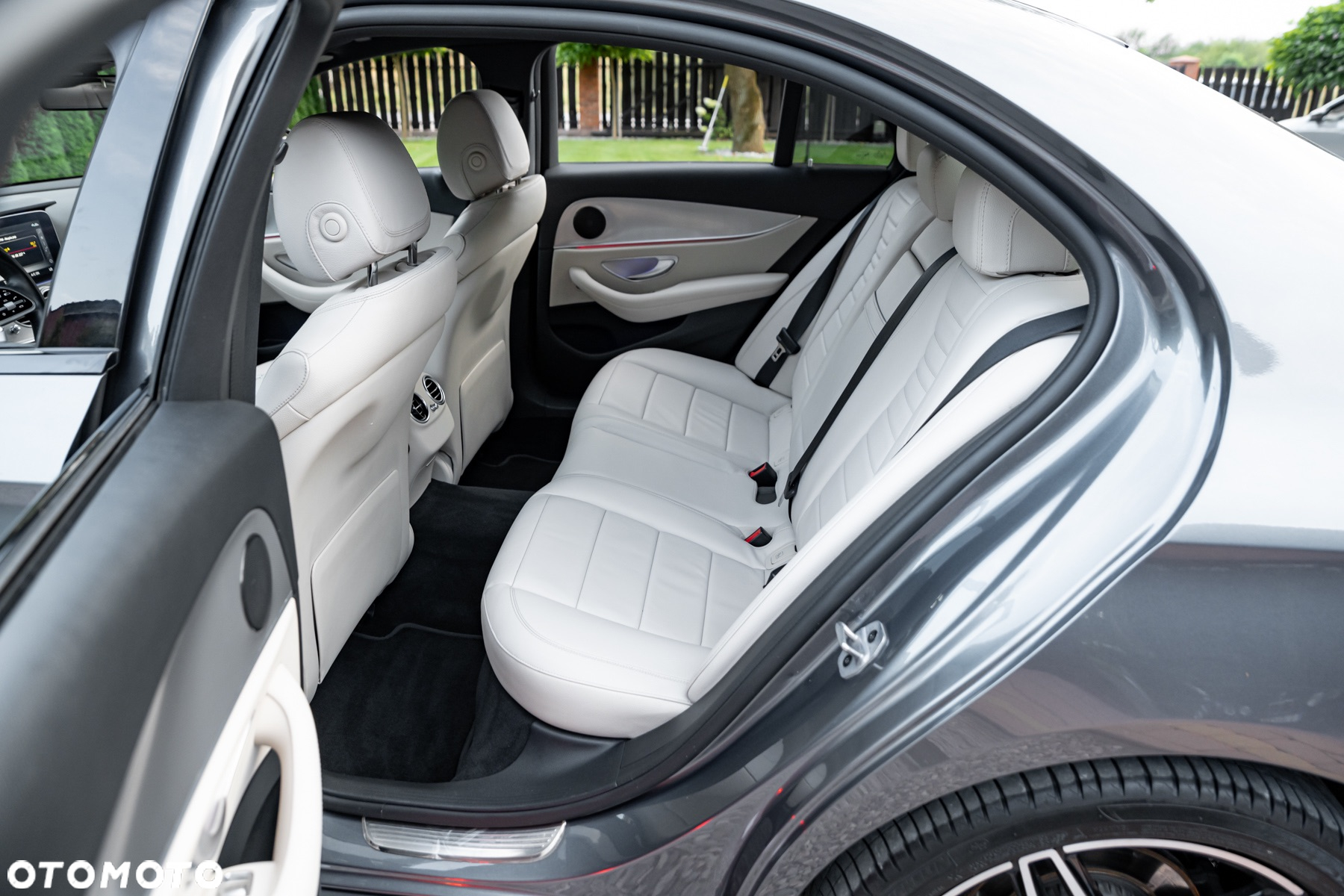 Mercedes-Benz Klasa E 200 4Matic 9G-TRONIC - 22